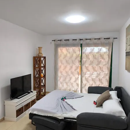 Vivienda Con Piscina En El *
