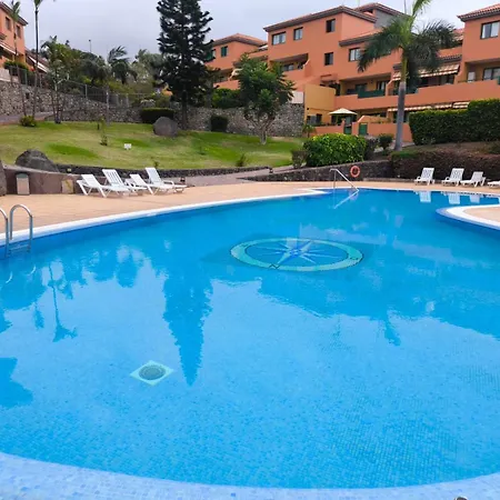 Vivienda Con Piscina En El *